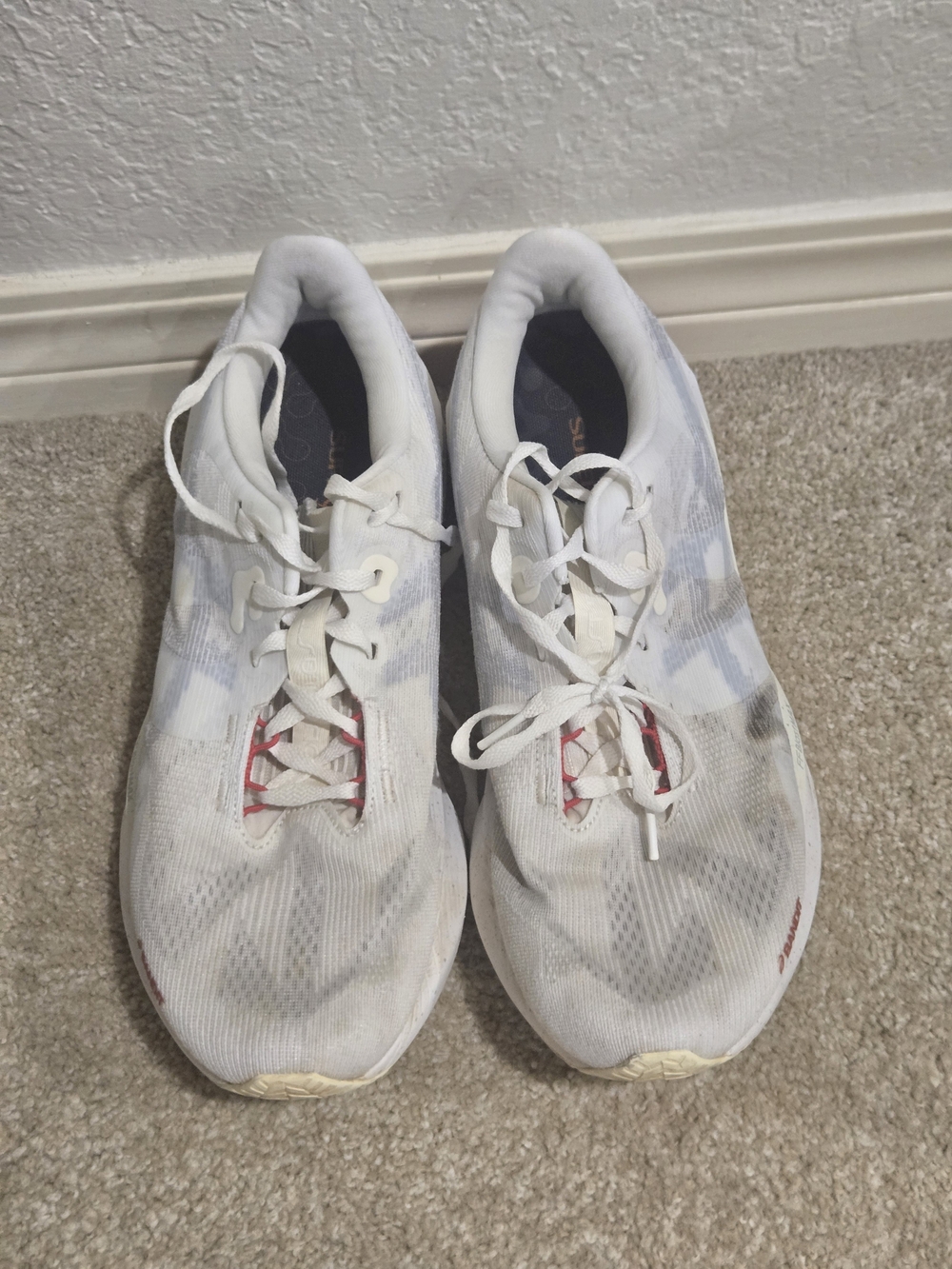 Men’s White Athletic Running Shoes with Subtle Red Detail